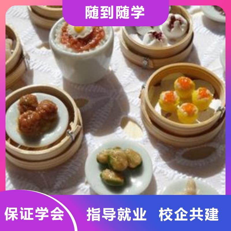 【日照中西面点培训挖掘机钩机驾驶培训就业前景好】