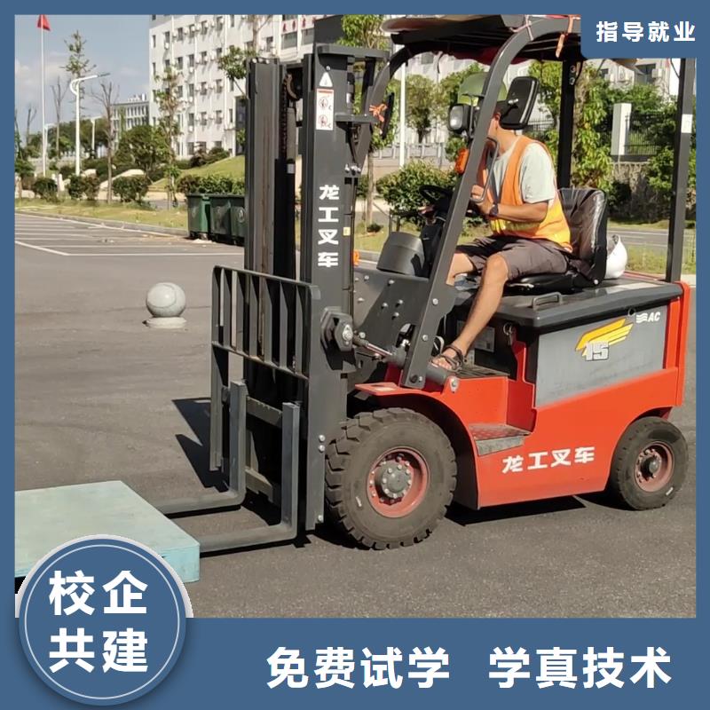 卢龙学挖机和学数控哪个好就业前景好