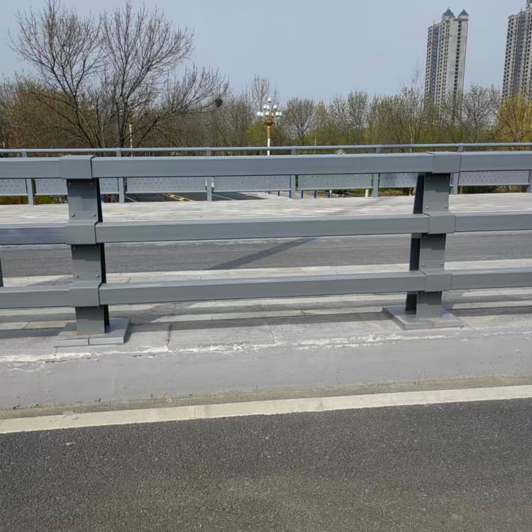 康妈镀锌喷塑钢板立柱护栏必用