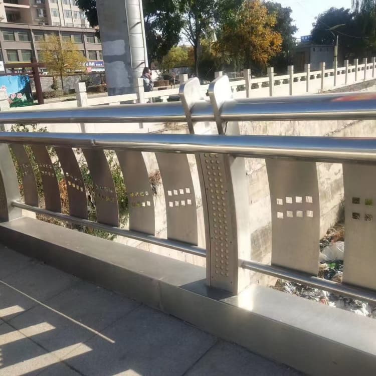 新乐护栏复合管护栏实体厂家支持定制