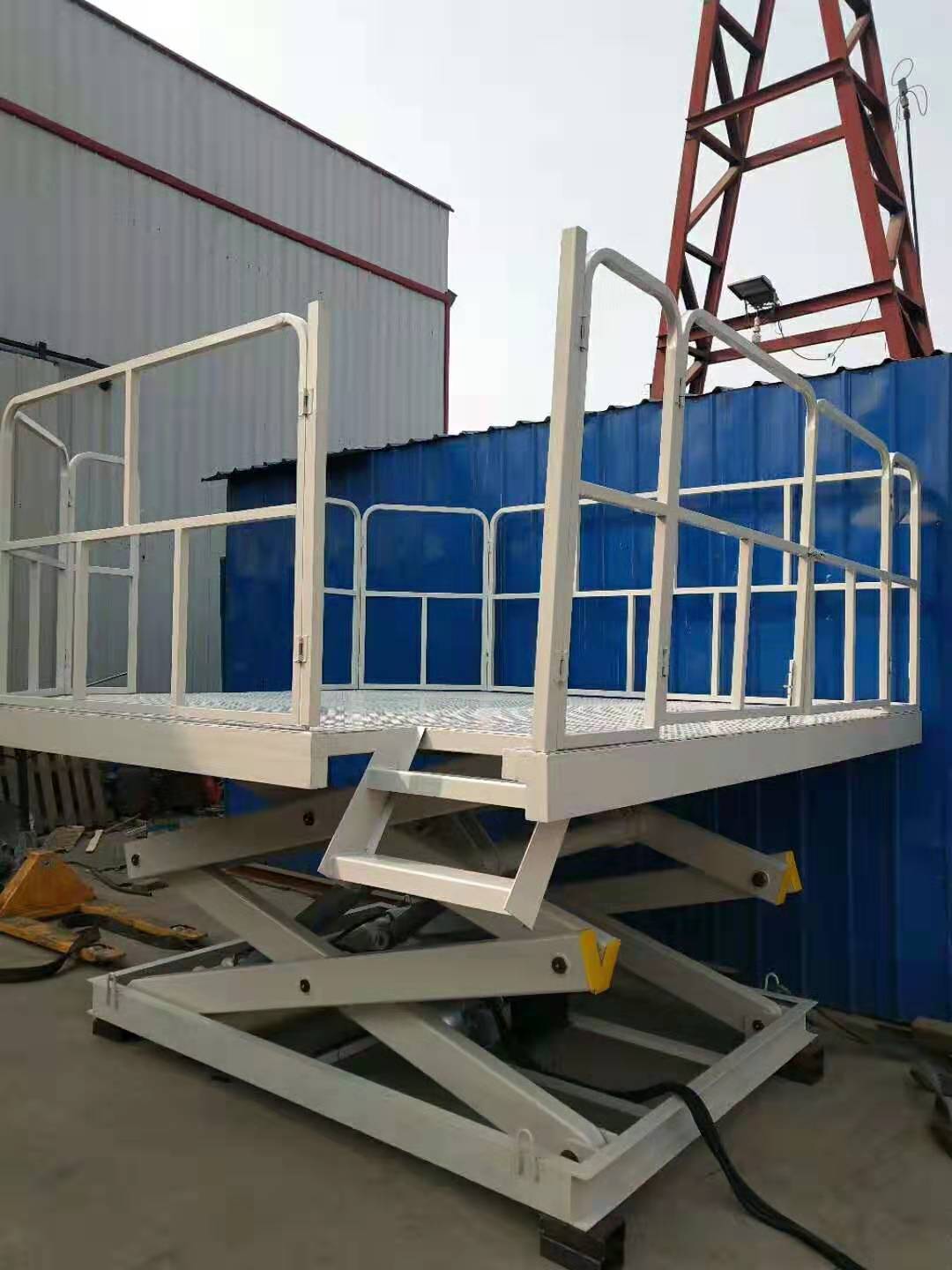 靖江液压式升降机施工