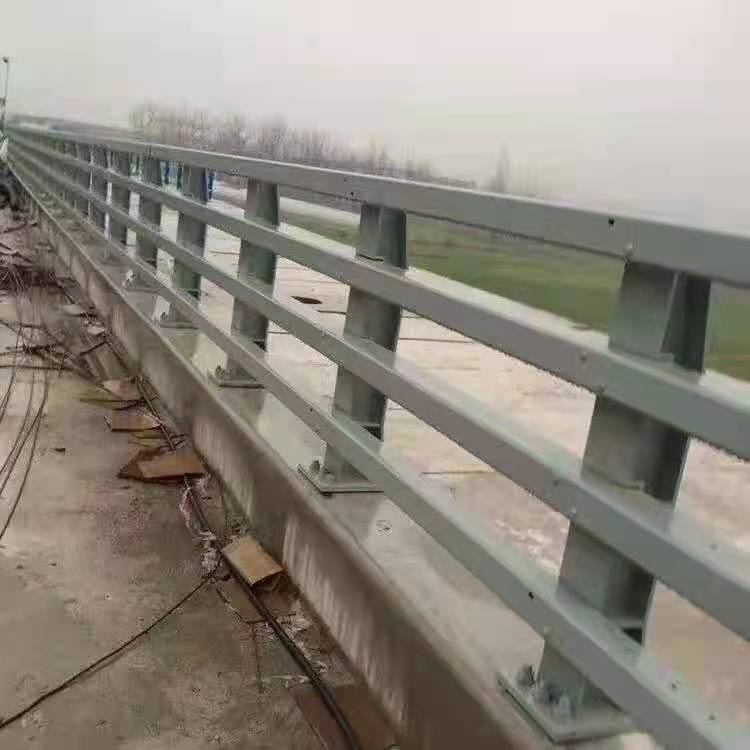 莱山不锈钢护栏_桥梁防撞栏杆诚信商家服务热情