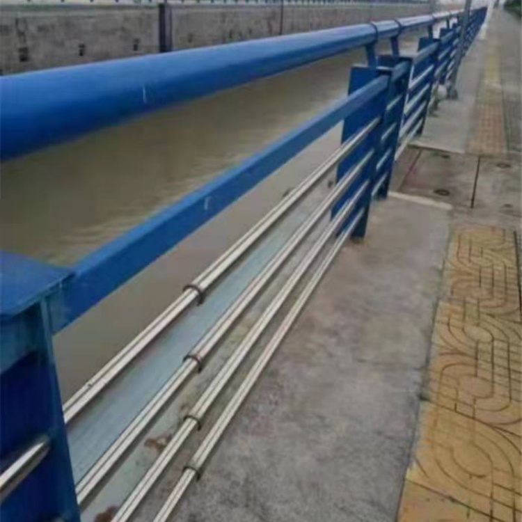 龙江道路护栏-防撞碳素钢喷塑护栏以质量求生存