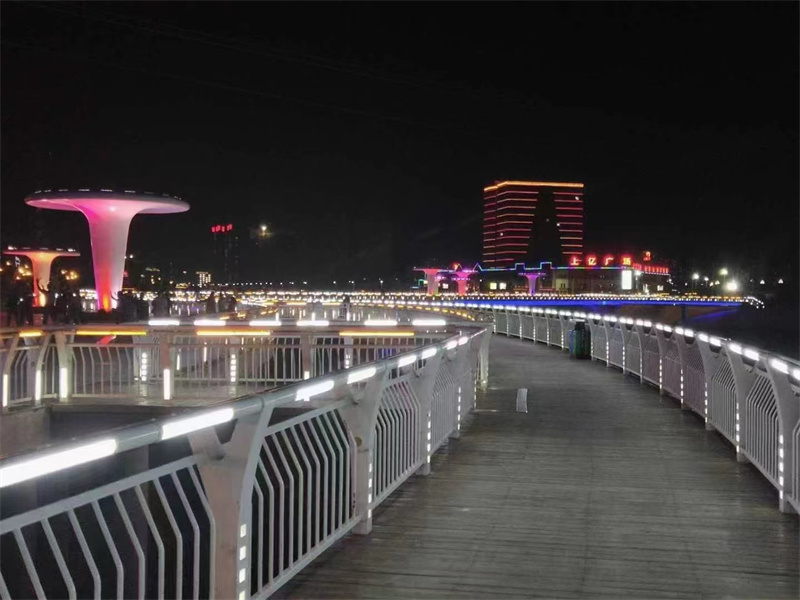 灯光护栏值得买