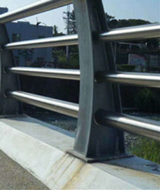 绵阳护栏_中央分隔栏高质量高信誉