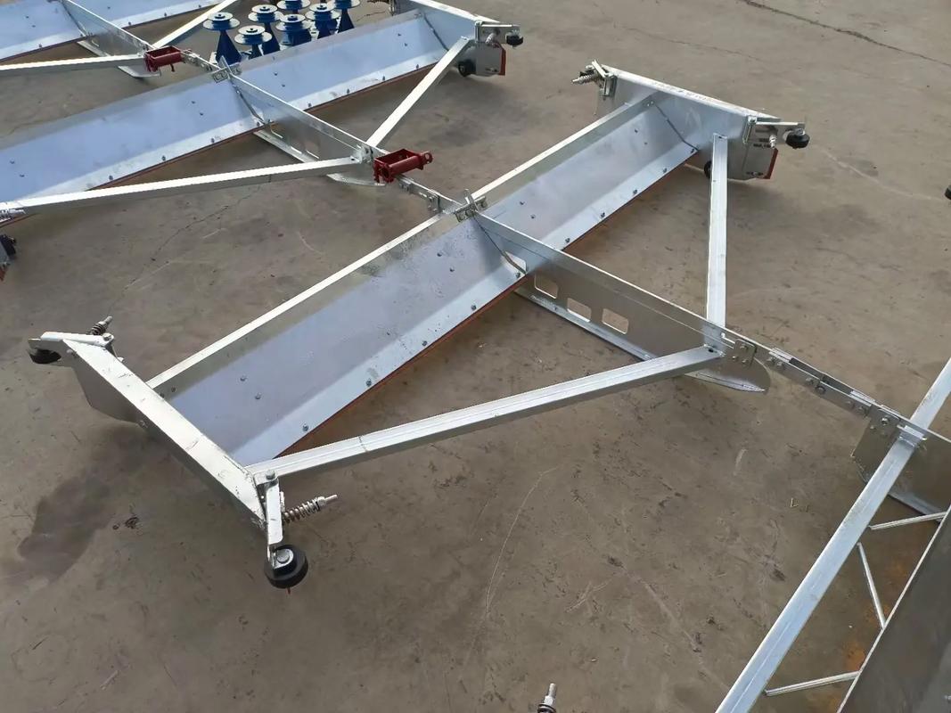 武威猪场刮粪机来厂考察