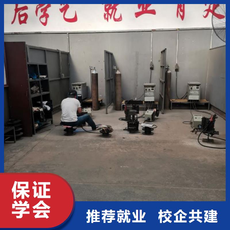 焊工学校挖掘机培训学校就业前景好免费试学