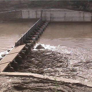 水利自控翻板闸门-多年大厂
