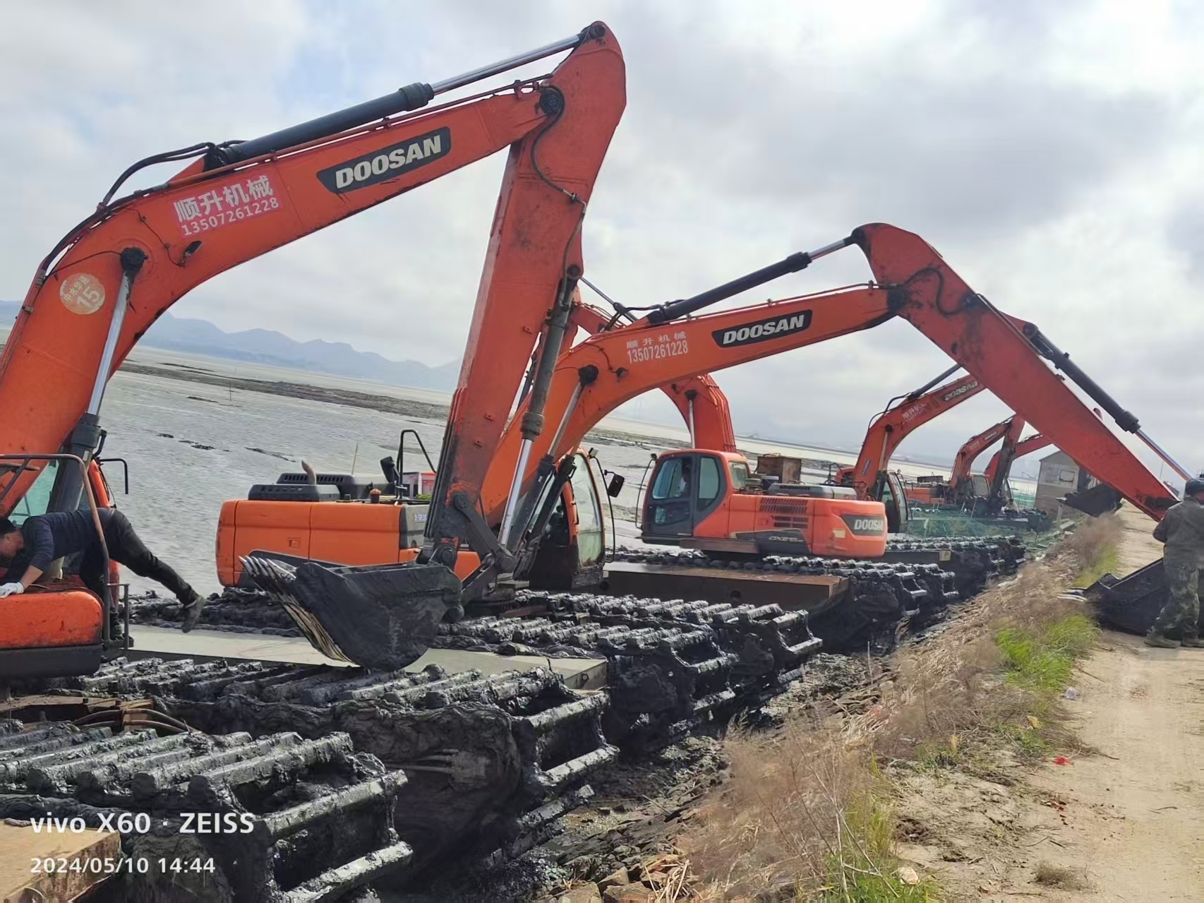 水上勾机出租
施工案例