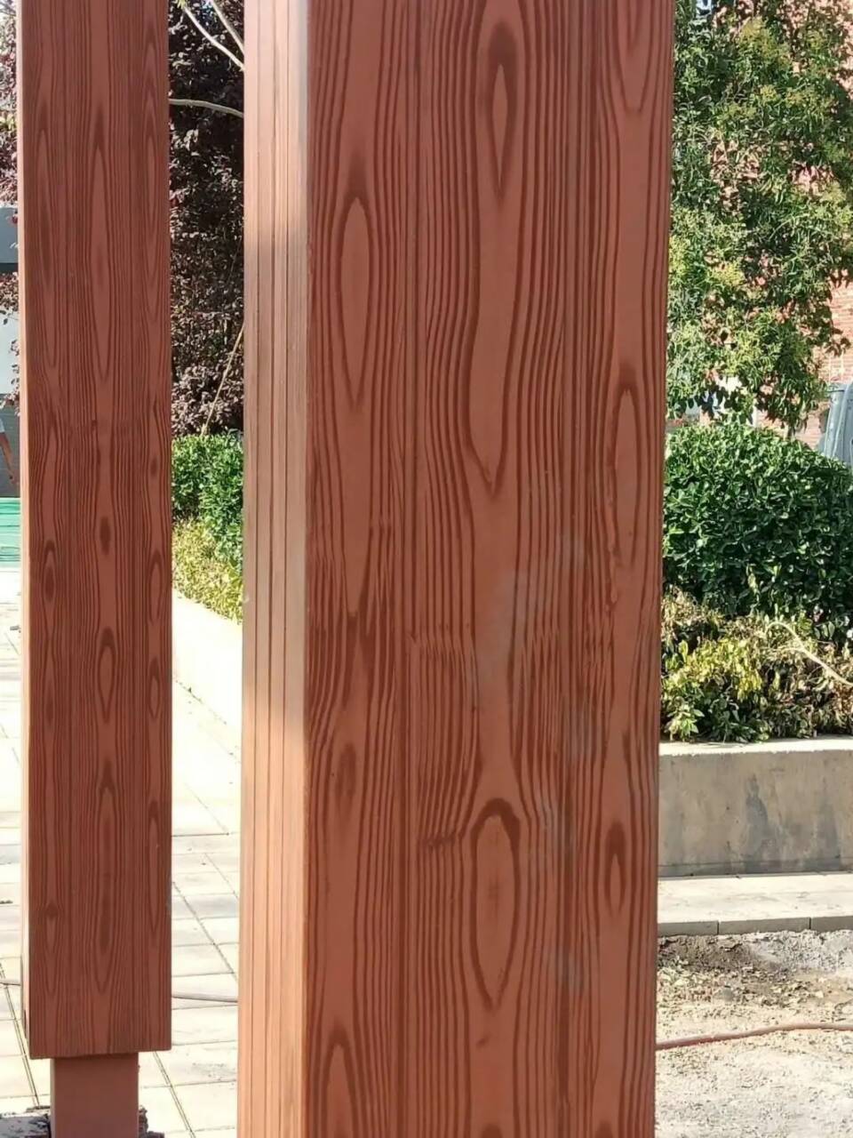 云南临沧园林建筑木纹漆厂家施工#方钢圆管#长廊护栏#园林建筑