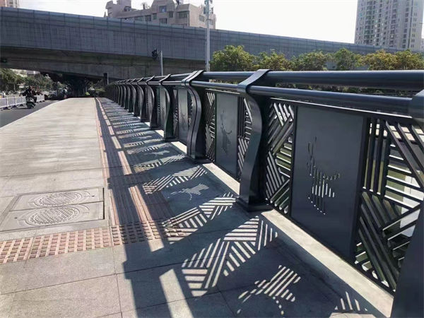 全国走货铝合金桥梁护栏安装视频