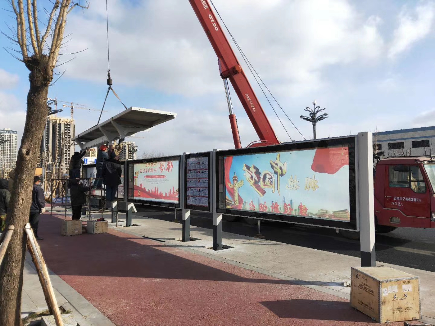 三亚智能公交站台候车亭来厂考察