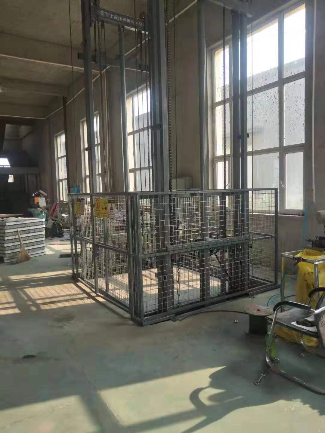 两吨导轨式升降机公司本地区经销商