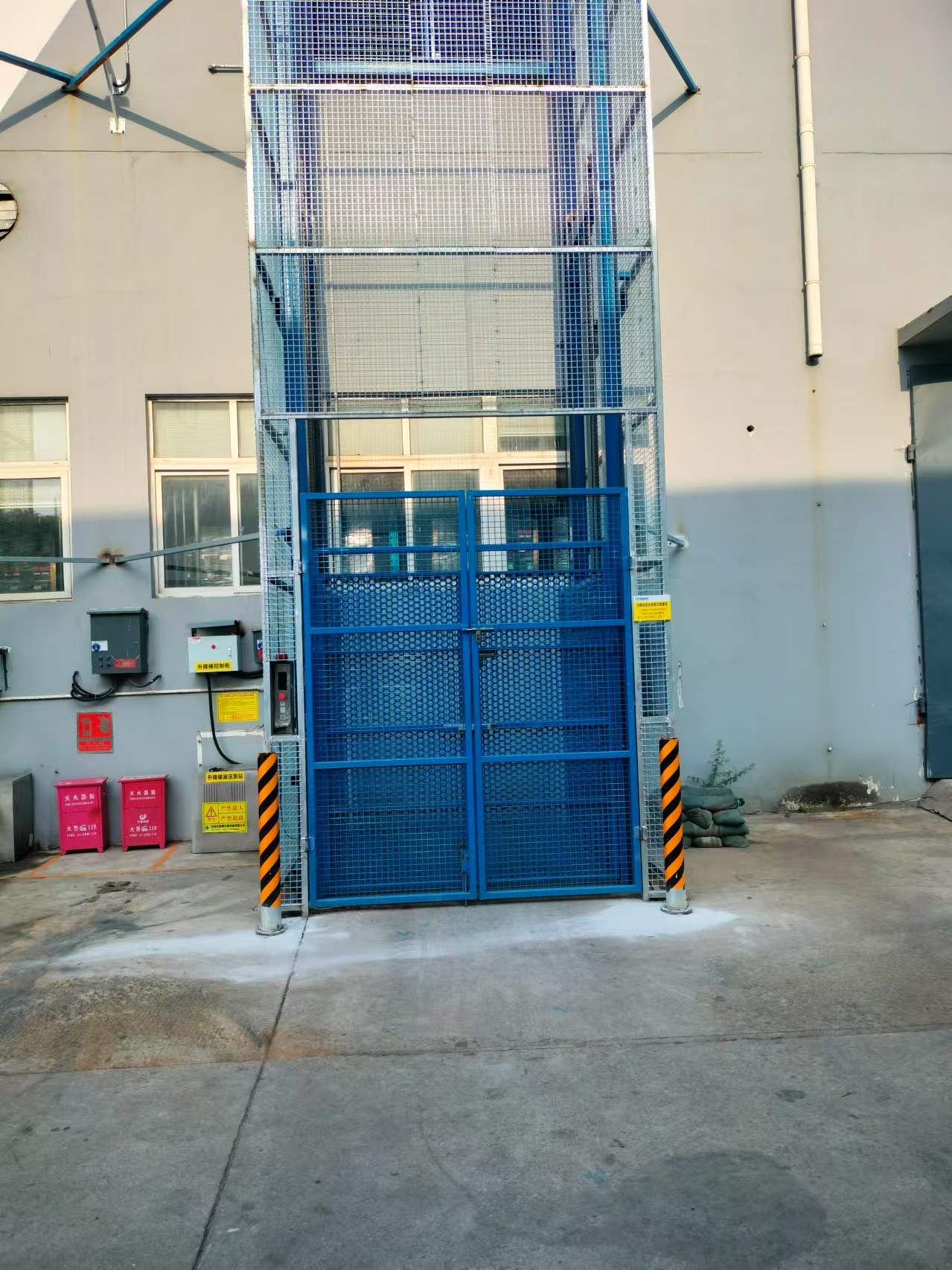 导轨式液压升降平台供应本地经销商