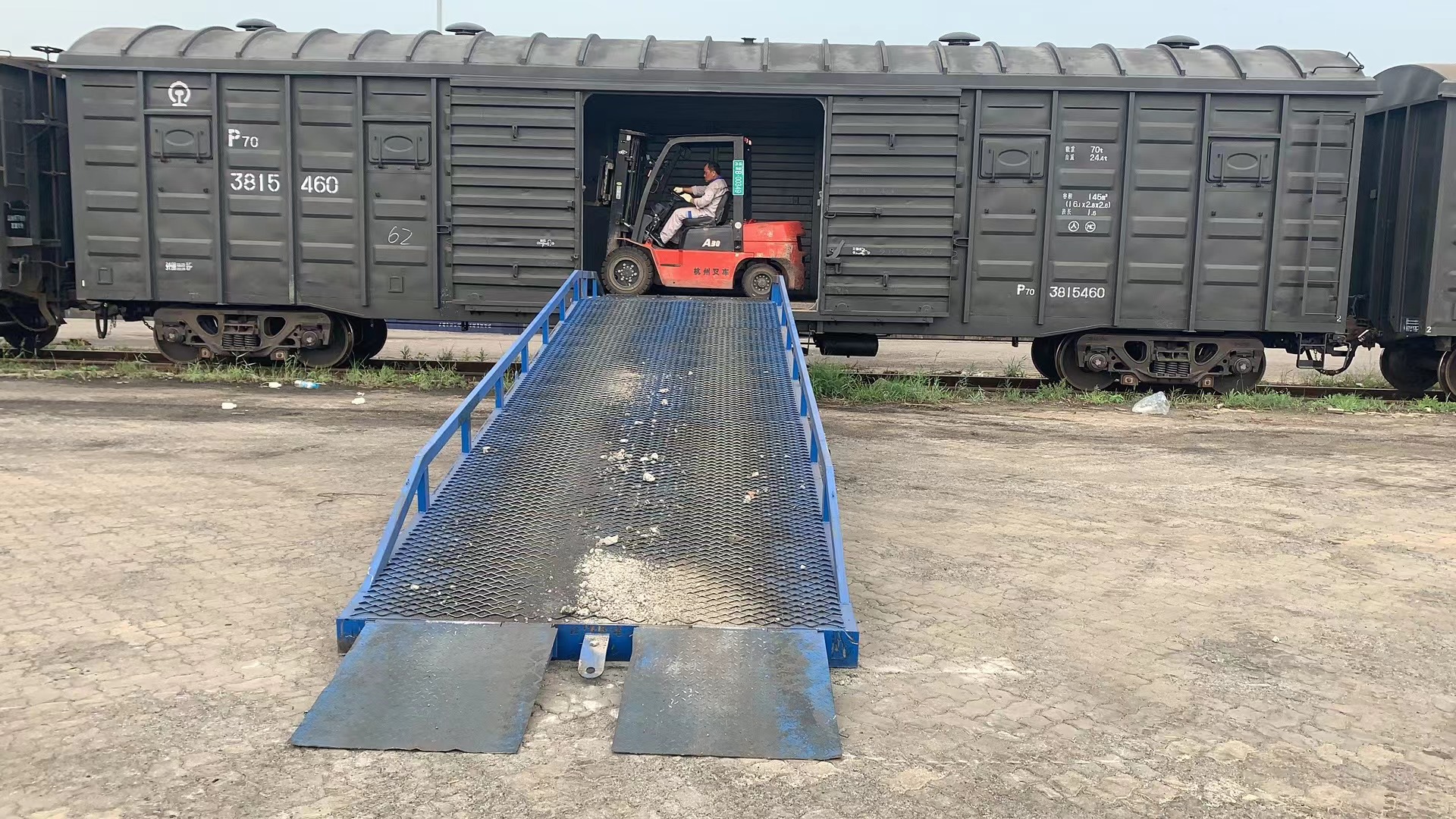 6吨移动式登车桥价格供应本地货源