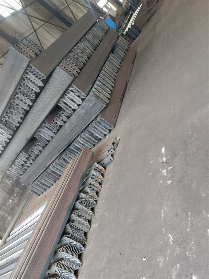 阜阳波形护栏波形护栏板产地直销