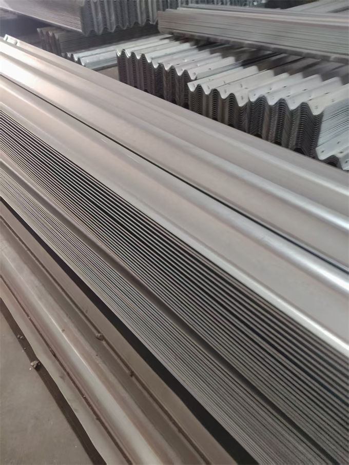 建平波形护栏三波梁护栏追求细节品质